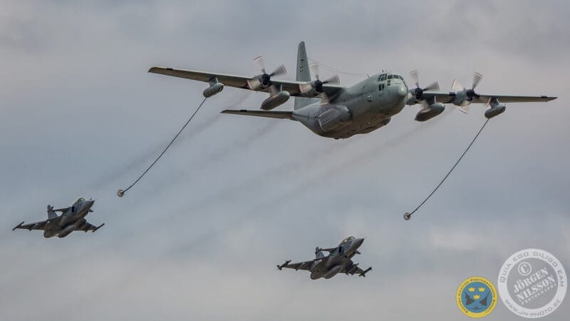 Swedish Air Force KC-130 Hercules (TP 84) 842 lufttankning med 2 st JAS 39 Gripen under Ostrava NATO Days 2015. Foto: ©2015 Jörgen Nilsson - jn-photo.se