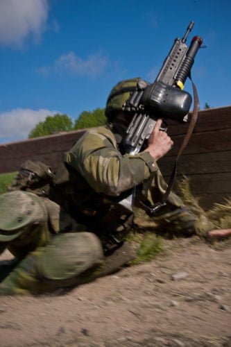 Hemvärnssoldat med AK4B med Granattillsats