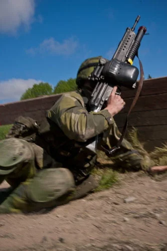 Hemvärnssoldat med AK4B med Granattillsats