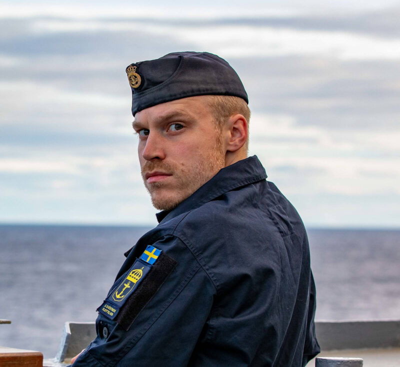 Svensk sjöofficer i Båtmössa m/48 ombord på amerikanska jagaren USS Ramage
