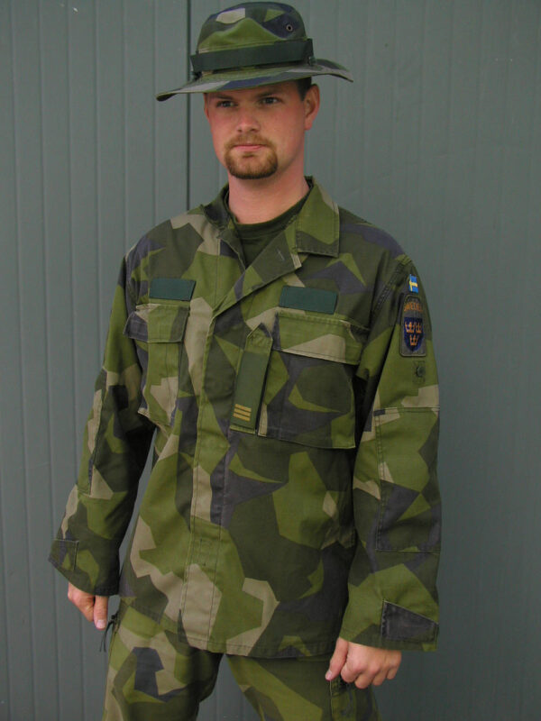 Fältuniform 90 Lätt (FU90L) och Fälthatt 90 Kamo Foto: ©2002 Henrik Svensk/SoldF.com