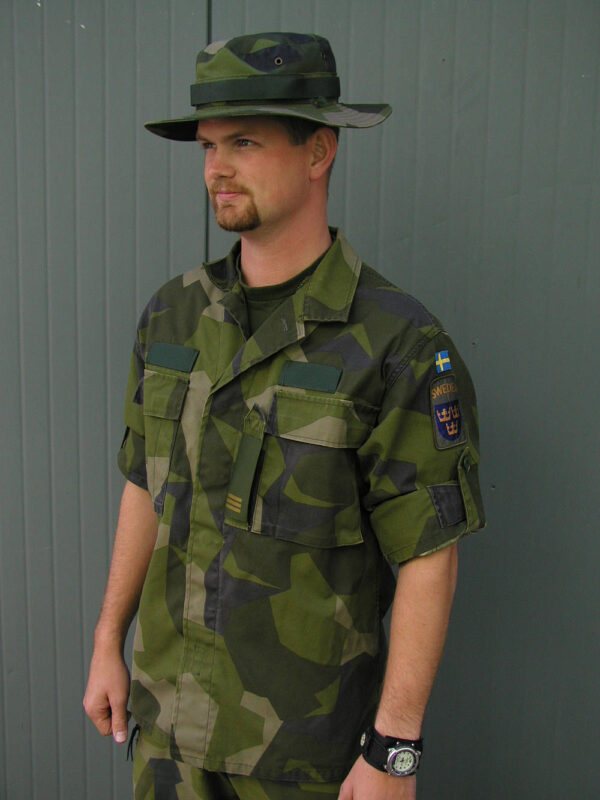 Fältuniform 90 Lätt (FU90L) och Fälthatt 90 Kamo Foto: ©2002 Henrik Svensk/SoldF.com