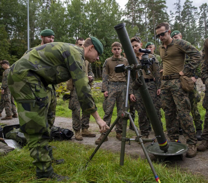 Amfibiesoldater från 204. skyttekompaniet, 2. Amfibiebataljonen, AMF1 instruerar amerikanska marinsoldater från 1st Battalion, 6th Marine Regiment, 2d Marine Division, i det svenska 81 mm granatkastarsystemet under övningen Archipelago Endeavor vid Berga örlogsbas den 15 september 2021. Foto: Pfc. Sarah Pysher, U.S. Marine Corps