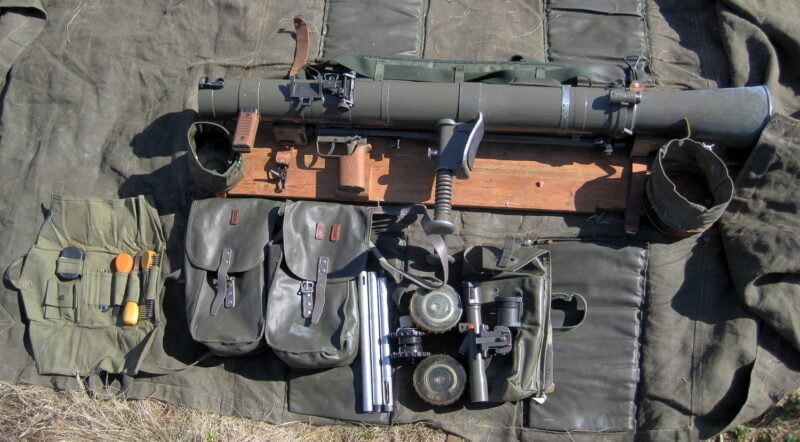 Granatgevär m48 med samtliga tillbehör. Väska 1; verktyg samt nollställningsutrustning. Väska 2; vårdsats. Väska 3;Riktinstrument. Foto: ©2012 Henrik Svensk