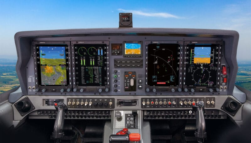 Cockpiten i SK 40 (Grob G 120TP) med Genesys Avionics Suites IDU-680-skärmar, autopilot- och radiopanel