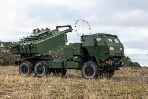 Ett HIMARS-system (High Mobility Artillery Rocket System) från Wisconsin Army National Guard förbereder en simulerad eldgivning på Gotland den 23 oktober 2021. Demonstrationen genomfördes under ett svenskt-amerikanskt samarbetsbesök. Foto: Sgt. Patrik Orcutt/U.S. Army,