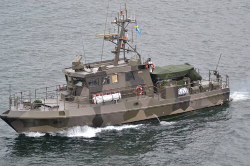 Bevakningsbåt HMS Händig (84) av Tapper-klass under gång i splittermålning