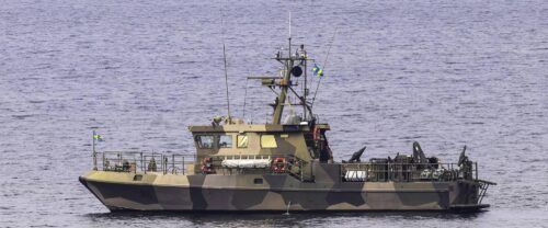 HMS Modig (86) sedd från sidan i maj 2026