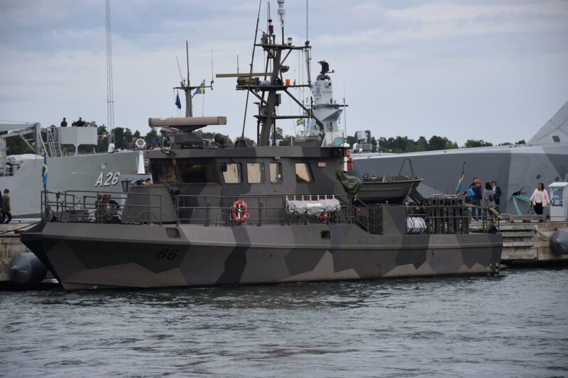 HMS Modig (86) vid kaj med ELMA antiubåtsgranatkastare på akterdäck