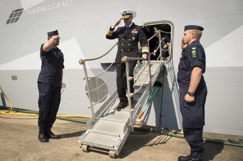 Fältuniform 90 Blå. Den amerikanska marinchefen (CNO), amiral Jonathan Greenert, blåses i land efter ett besök ombord HMS Härnösand vid Karlskrona örlogsbas. 2015-07-14 Foto: Nathan Laird, Mass Communication Specialist 1st Class/U.S. Navy