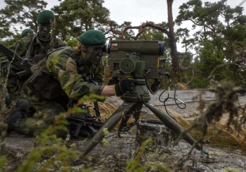 Amfibiesoldater från Eldledningsenheten, 2:a Amfibiebataljonen med en Belysare under övningen Archipelago Endeavor 2022 (AE22), vid Berga örlogsbas den 13 september 2022.Foto: 2002 Lance Cpl. Adam Scalin, U.S. Marine Corps
