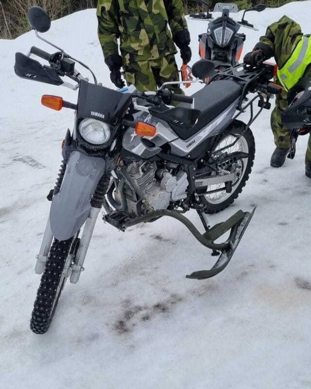 Yamaha XT250 med skidor under tester. Foto: FMV