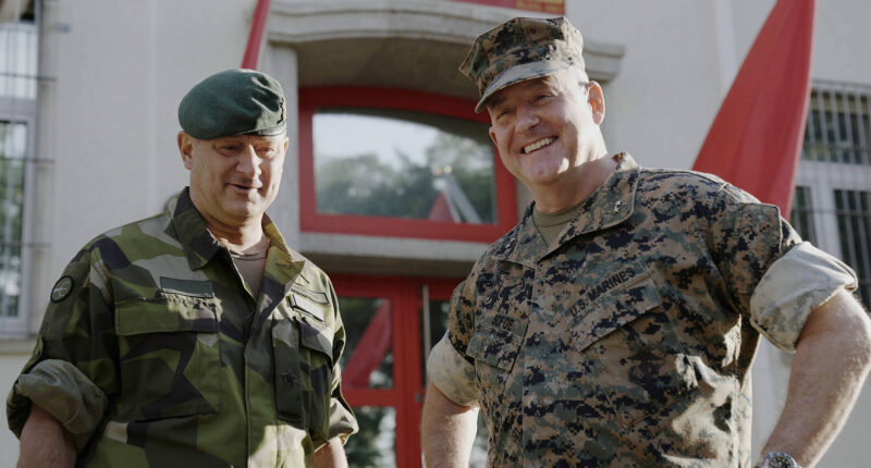 Amfibieofficer i Fältuniform 90 Lätt med uppvikta ärmar bredvid amerikansk USMC-general