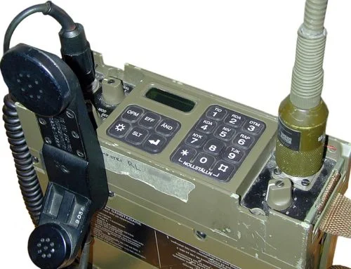 RA 180 monterad med handmikrotelefon samt marschantenn.