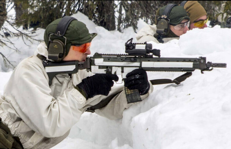 Soldat med Värmemössa 07 under hörselskydd, vinterövning i Arvidsjaur